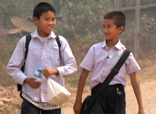 Nicht ohne uns - Zwei Kinder aus Laos mit einem täglichen Schulweg von zwei Stunden