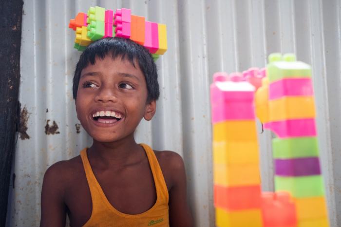 Rohingya-Junge Yasin beim Spielen - Titelbild Mitmachaktion 2019