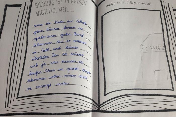  Schüler*innen der Evangelischen Schule Robert Lansemann schreiben auf warum Bildung für Kinder in Krisen und Konflikten wichtig ist.