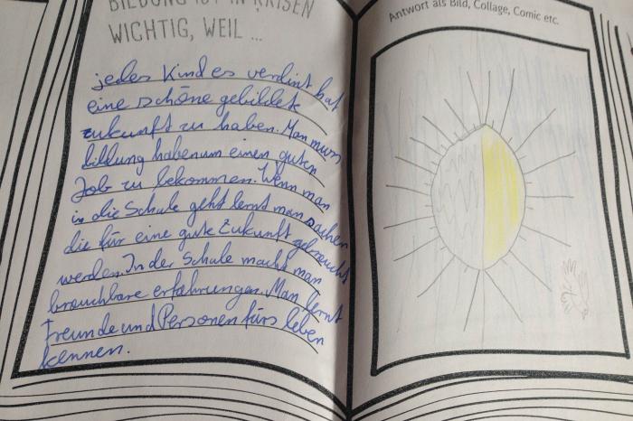 Schüler*innen der Evangelischen Schule Robert Lansemann schreiben auf warum Bildung für Kinder in Krisen und Konflikten wichtig ist.