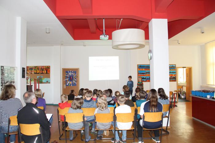 Die Schüler*innen der Evangelischen Schule Robert Lansemann stellen uns noch einmal ihre Präsentation vor und erklären, wie sie sich im Unterricht mit dem Recht auf Bildung beschäftigt haben.