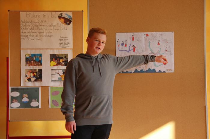 Schüler Oberschule Badenhausen stellt Poster zu Bildung in Krisen und Koinflikten vor