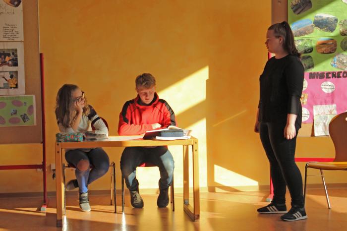 Schüler*innen präsentieren Theaterstück zum Thema Bildung