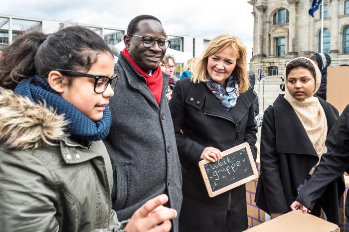 Das Team "Weltgruppe" mit den Abgeordneten Dr. Simone Raatz und Dr. Karamba Diaby 