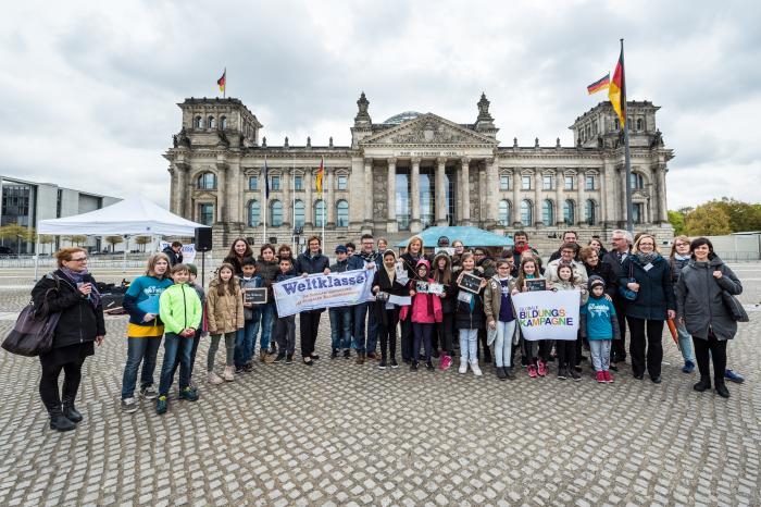 Gruppenfoto vor der fertigen Schule